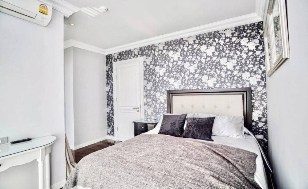 For SaleCondoSukhumvit, Asoke, Thonglor : For sale: Luxury penthouse, corner unit, decorated in French style, The Lumpini 24 project, Sukhumvit Soi 24, high floor, beautiful view, Chao Phraya River view