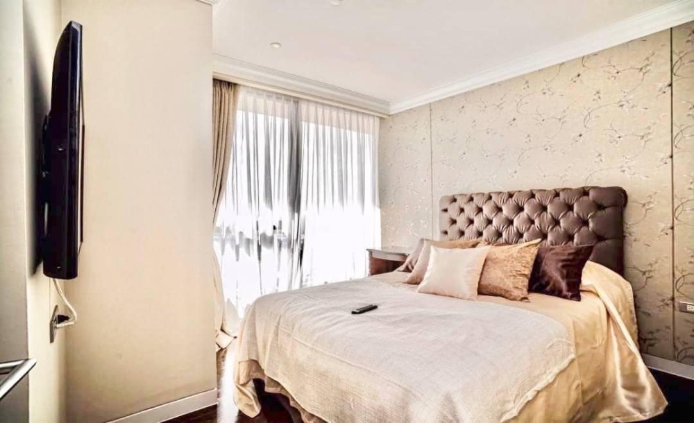 For SaleCondoSukhumvit, Asoke, Thonglor : For sale: Luxury penthouse, corner unit, decorated in French style, The Lumpini 24 project, Sukhumvit Soi 24, high floor, beautiful view, Chao Phraya River view