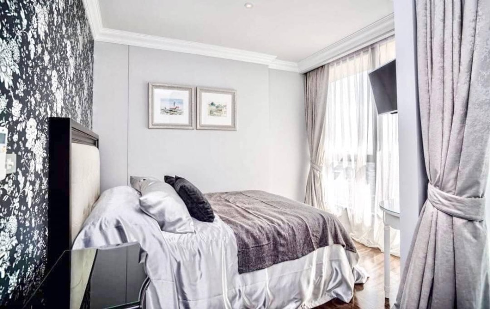 For SaleCondoSukhumvit, Asoke, Thonglor : For sale: Luxury penthouse, corner unit, decorated in French style, The Lumpini 24 project, Sukhumvit Soi 24, high floor, beautiful view, Chao Phraya River view