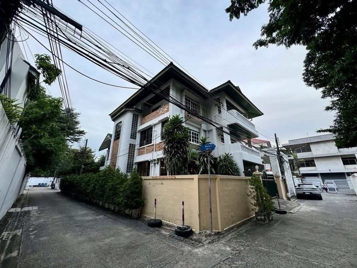 For RentHouseSathorn, Narathiwat : 📢👇Single house 3-story , newly renovated, located in prime area near Lumpini park, One Bangkok,
