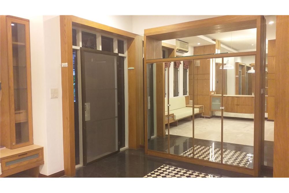 For SaleTownhomeRama9, Petchburi, RCA : For Sale: Modern 4-Storey Townhouse in Private Compound, Sukhumvit 49