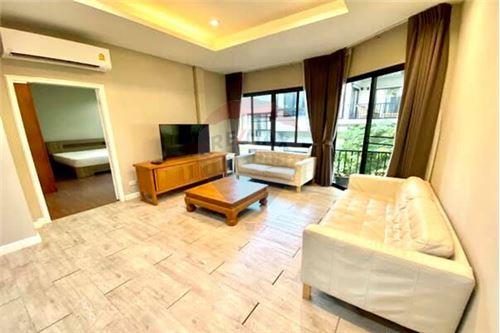 For RentTownhomeSukhumvit, Asoke, Thonglor : Serene 2-Bedroom House in Sukhumvit 38