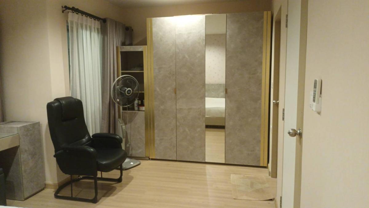 ให้เช่าทาวน์โฮมพระราม 2 บางขุนเทียน : 🔥ให้เช่า ทาวน์โฮม 3ชั้น หมู่บ้าน: ลุมพินีทาวน์พาร์ค ท่าข้าม พระราม2 ซ.อนามัยงามเจริญ❤️ พื้นที่ 142ตรม ขนาด 5 ห้องนอน 3 ห้องน้ำ เครื่องใช้ไฟฟ้าครบ เฟอร์นิเจอร์ครบพร้อมอยู่ -พื้นที่จอดรถ 2คัน, มีหลังคาโรงรถ 🔥ค่าเช่า 25,000-/เดือน สัญญา 1ปี ล่วงหน้า 1เดือน ป