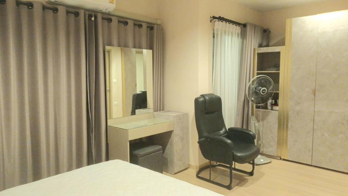 ให้เช่าทาวน์โฮมพระราม 2 บางขุนเทียน : 🔥ให้เช่า ทาวน์โฮม 3ชั้น หมู่บ้าน: ลุมพินีทาวน์พาร์ค ท่าข้าม พระราม2 ซ.อนามัยงามเจริญ❤️ พื้นที่ 142ตรม ขนาด 5 ห้องนอน 3 ห้องน้ำ เครื่องใช้ไฟฟ้าครบ เฟอร์นิเจอร์ครบพร้อมอยู่ -พื้นที่จอดรถ 2คัน, มีหลังคาโรงรถ 🔥ค่าเช่า 25,000-/เดือน สัญญา 1ปี ล่วงหน้า 1เดือน ป