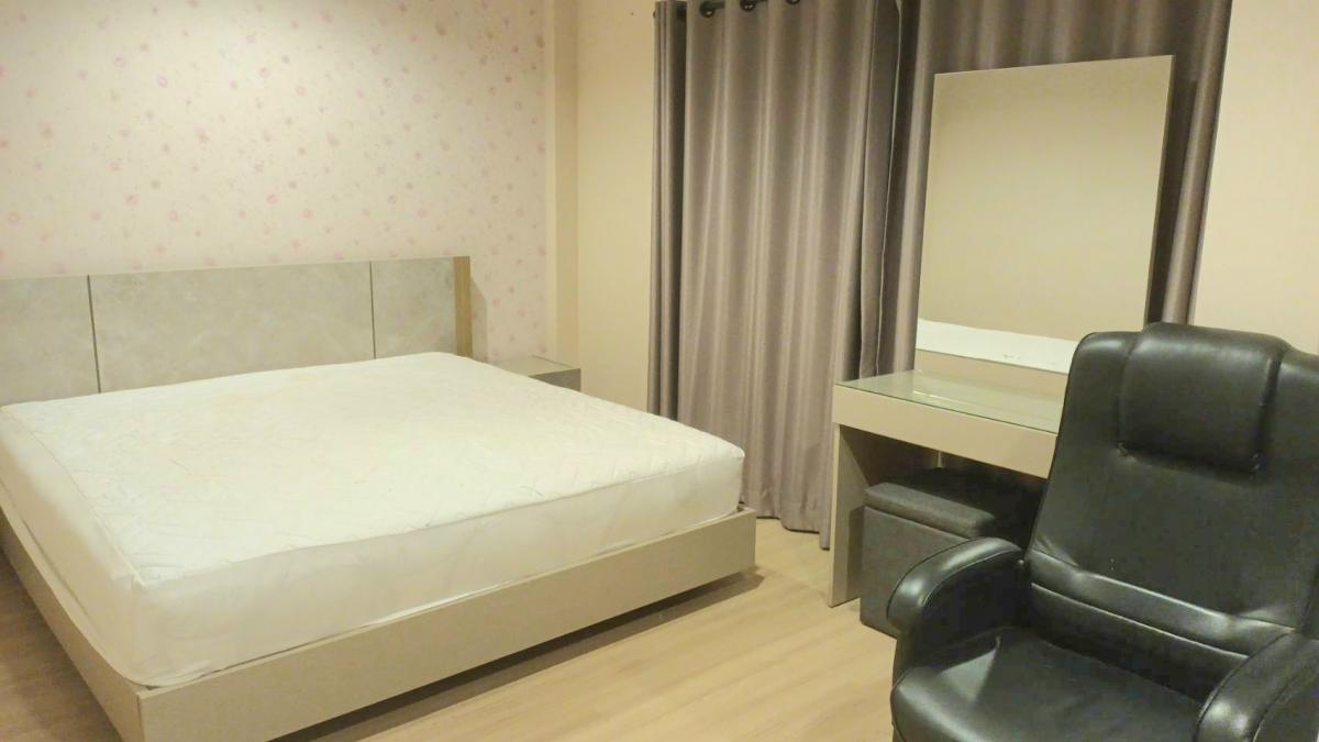 ให้เช่าทาวน์โฮมพระราม 2 บางขุนเทียน : 🔥ให้เช่า ทาวน์โฮม 3ชั้น หมู่บ้าน: ลุมพินีทาวน์พาร์ค ท่าข้าม พระราม2 ซ.อนามัยงามเจริญ❤️ พื้นที่ 142ตรม ขนาด 5 ห้องนอน 3 ห้องน้ำ เครื่องใช้ไฟฟ้าครบ เฟอร์นิเจอร์ครบพร้อมอยู่ -พื้นที่จอดรถ 2คัน, มีหลังคาโรงรถ 🔥ค่าเช่า 25,000-/เดือน สัญญา 1ปี ล่วงหน้า 1เดือน ป