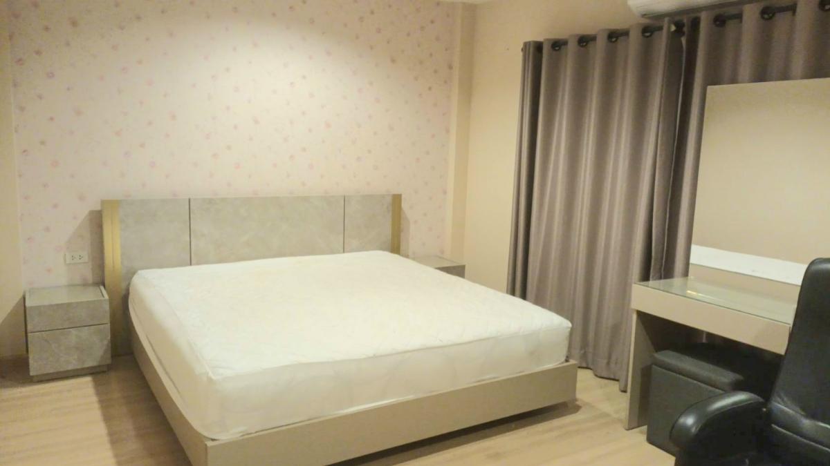 ให้เช่าทาวน์โฮมพระราม 2 บางขุนเทียน : 🔥ให้เช่า ทาวน์โฮม 3ชั้น หมู่บ้าน: ลุมพินีทาวน์พาร์ค ท่าข้าม พระราม2 ซ.อนามัยงามเจริญ❤️ พื้นที่ 142ตรม ขนาด 5 ห้องนอน 3 ห้องน้ำ เครื่องใช้ไฟฟ้าครบ เฟอร์นิเจอร์ครบพร้อมอยู่ -พื้นที่จอดรถ 2คัน, มีหลังคาโรงรถ 🔥ค่าเช่า 25,000-/เดือน สัญญา 1ปี ล่วงหน้า 1เดือน ป