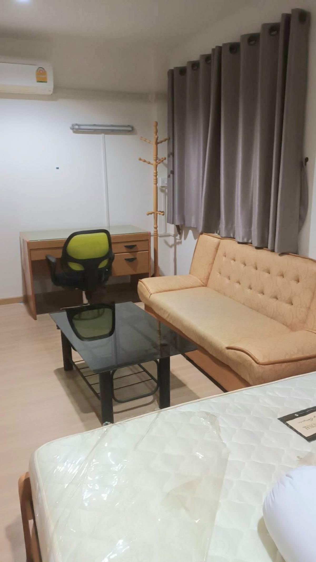 ให้เช่าทาวน์โฮมพระราม 2 บางขุนเทียน : 🔥ให้เช่า ทาวน์โฮม 3ชั้น หมู่บ้าน: ลุมพินีทาวน์พาร์ค ท่าข้าม พระราม2 ซ.อนามัยงามเจริญ❤️ พื้นที่ 142ตรม ขนาด 5 ห้องนอน 3 ห้องน้ำ เครื่องใช้ไฟฟ้าครบ เฟอร์นิเจอร์ครบพร้อมอยู่ -พื้นที่จอดรถ 2คัน, มีหลังคาโรงรถ 🔥ค่าเช่า 25,000-/เดือน สัญญา 1ปี ล่วงหน้า 1เดือน ป