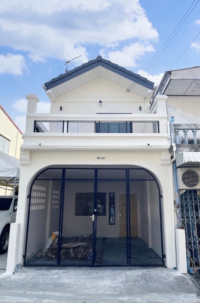 ขายทาวน์โฮมเกษตร นวมินทร์ ลาดปลาเค้า : 🏡 ทาวน์เฮ้าส์รีโนเวทใหม่ #หลังมุมพร้อมเทอเรสหน้าบ้าน ย่านนวลจันทร์ ✨ ขายด่วน! ทาวน์เฮ้าส์ หมู่บ้านร่มไทร คลองลำเจียก 10