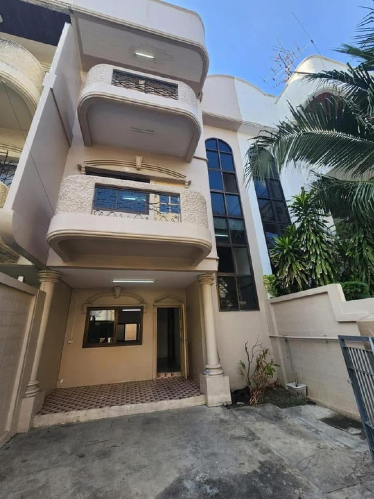 For RentHome OfficeYothinpattana,CDC : Rental Home Office Ladprao 84 (Soi Pradit Manutham 3), Bangkok. 2 car park.