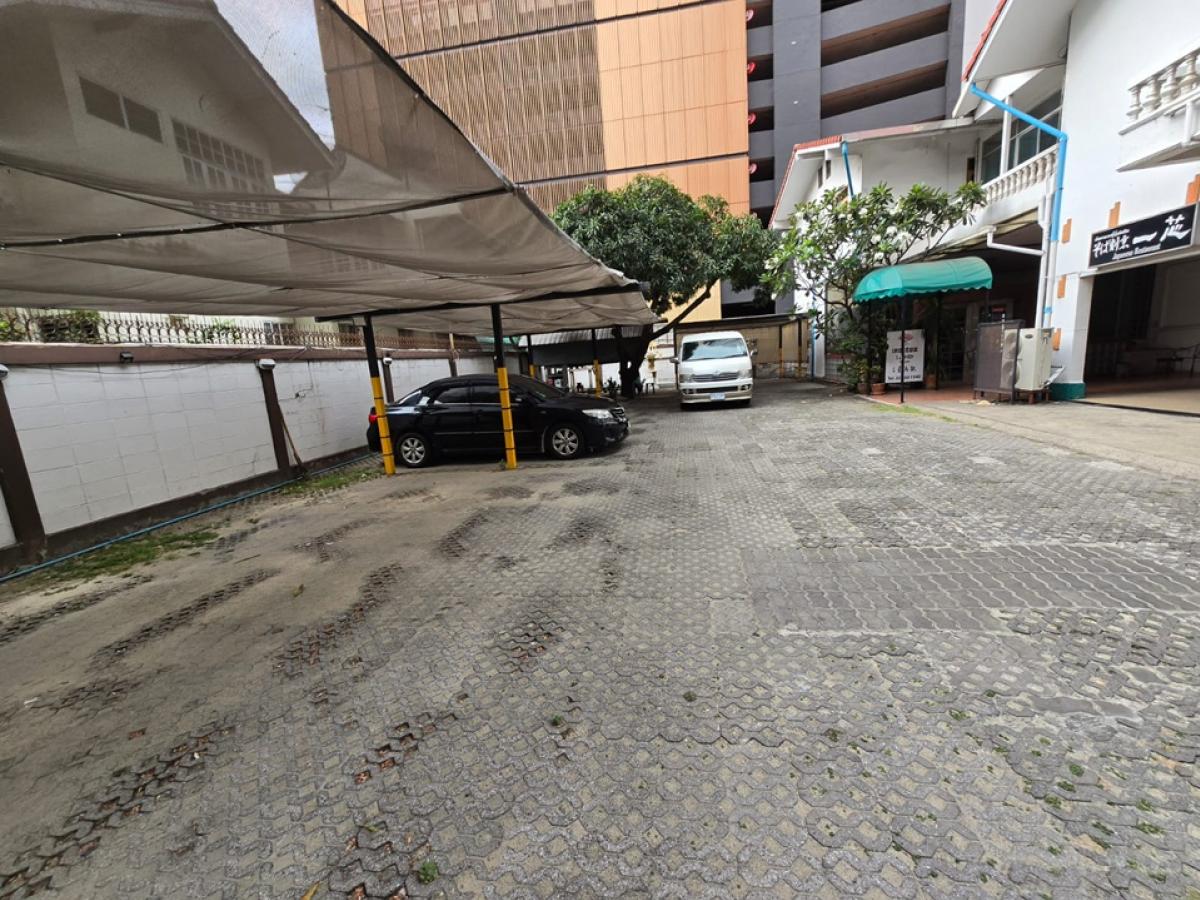 For RentShop HouseSukhumvit, Asoke, Thonglor : 📢👇Available March 25

2 story shop house near Emporium , suitable for running a restaurant business and/or other businesses.