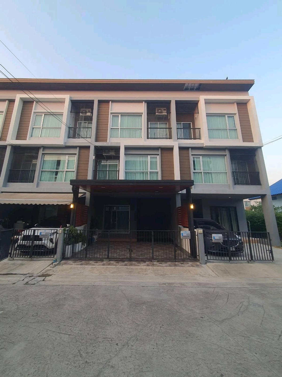 ให้เช่าทาวน์โฮมพระราม 2 บางขุนเทียน : 🔥ให้เช่า ทาวน์โฮม 3ชั้น หมู่บ้าน: ลุมพินีทาวน์พาร์ค ท่าข้าม พระราม2 ซ.อนามัยงามเจริญ❤️ พื้นที่ 142ตรม ขนาด 5 ห้องนอน 3 ห้องน้ำ เครื่องใช้ไฟฟ้าครบ เฟอร์นิเจอร์ครบพร้อมอยู่ -พื้นที่จอดรถ 2คัน, มีหลังคาโรงรถ 🔥ค่าเช่า 25,000-/เดือน สัญญา 1ปี ล่วงหน้า 1เดือน ป