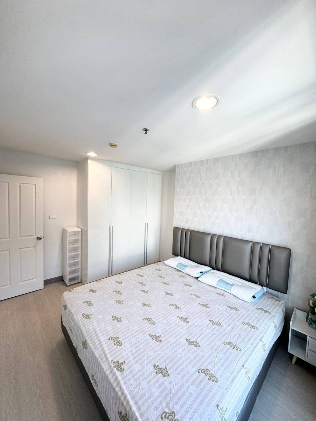 For RentCondoRama9, Petchburi, RCA : Near MRT Rama 9, approximately 500 m., near Rama 9 intersection.