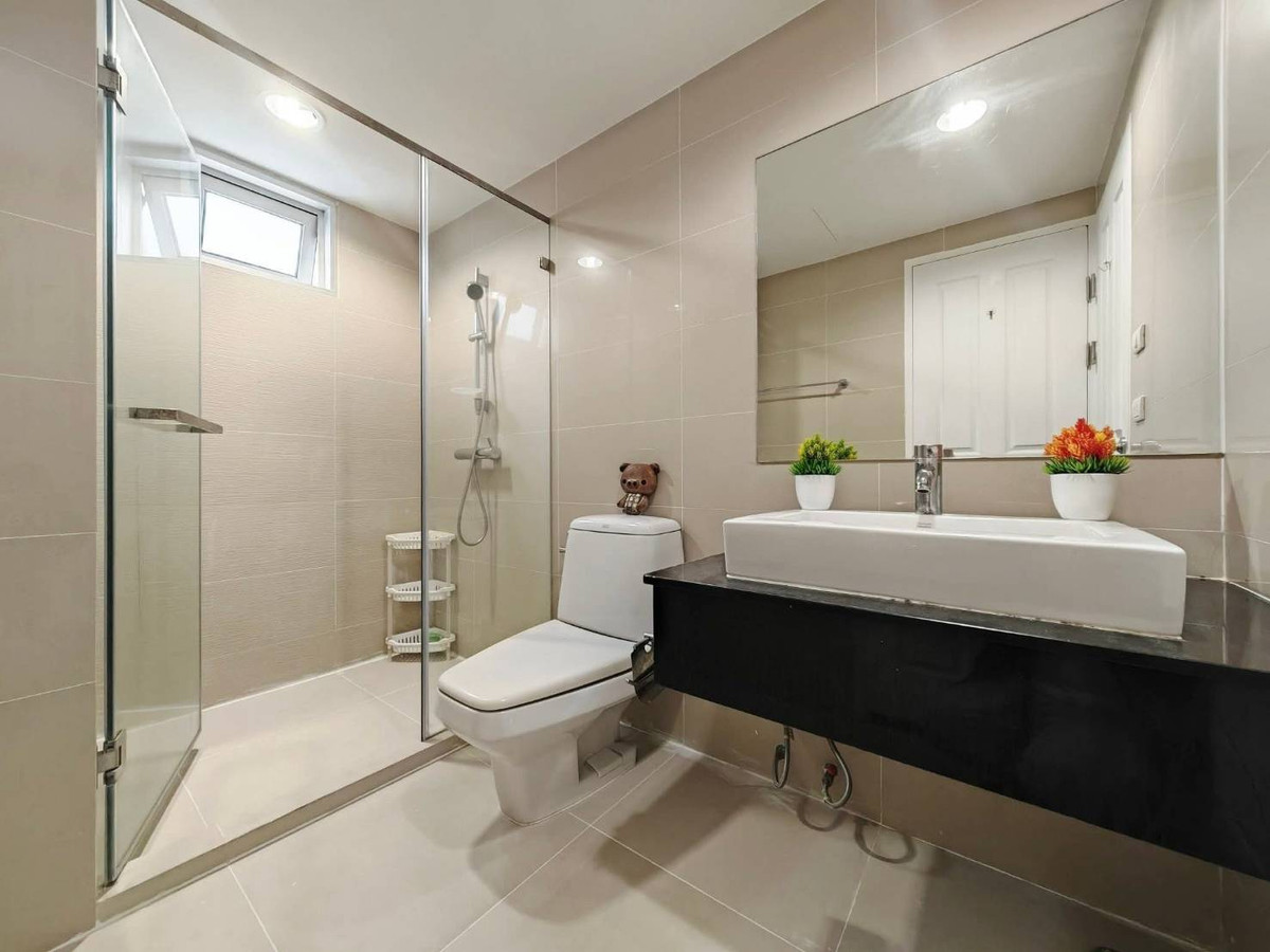 For RentCondoRama9, Petchburi, RCA : Near MRT Rama 9, approximately 500 m., near Rama 9 intersection.