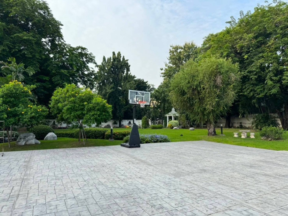 For SaleLandKasetsart, Ratchayothin : Land for sale with buildings, Phahonyothin Road 32 (Senanikhom 1)