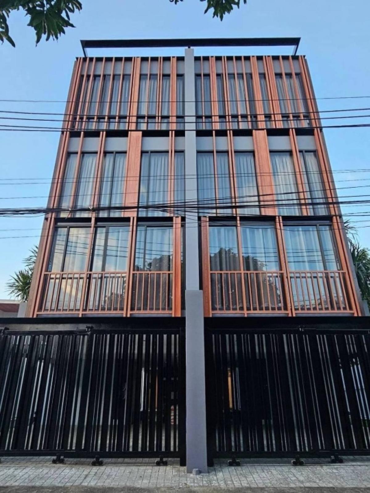 ขายโฮมออฟฟิศพัฒนาการ ศรีนครินทร์ : ขายบ้านเเฝด Pool Villa สูง 3.5 ชั้น เนื้อที่ 43 ตร.วา พื้นที่ใช้สอย 255 ตร.ม. รวมชั้นดาดฟ้า  ทำเลพระราม 9  แขวงสวนหลวง กทม.