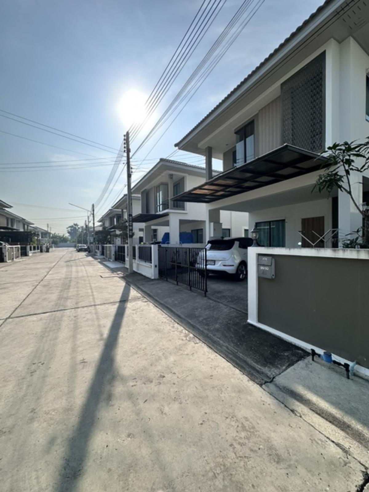 For SalePathum Thani,Rangsit, Thammasat : 2 -storey house for sale, 4 bedrooms, 3 bathrooms, Pattari Da Avenue, Pathum Thani 2, size 37.5 sq. Good condition, ready to be 0624034045.