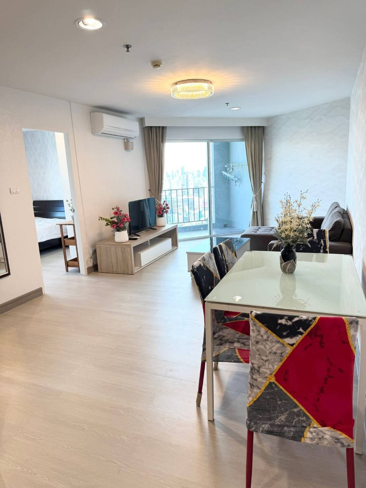 For RentCondoRama9, Petchburi, RCA : Near MRT Rama 9, approximately 500 m., near Rama 9 intersection.