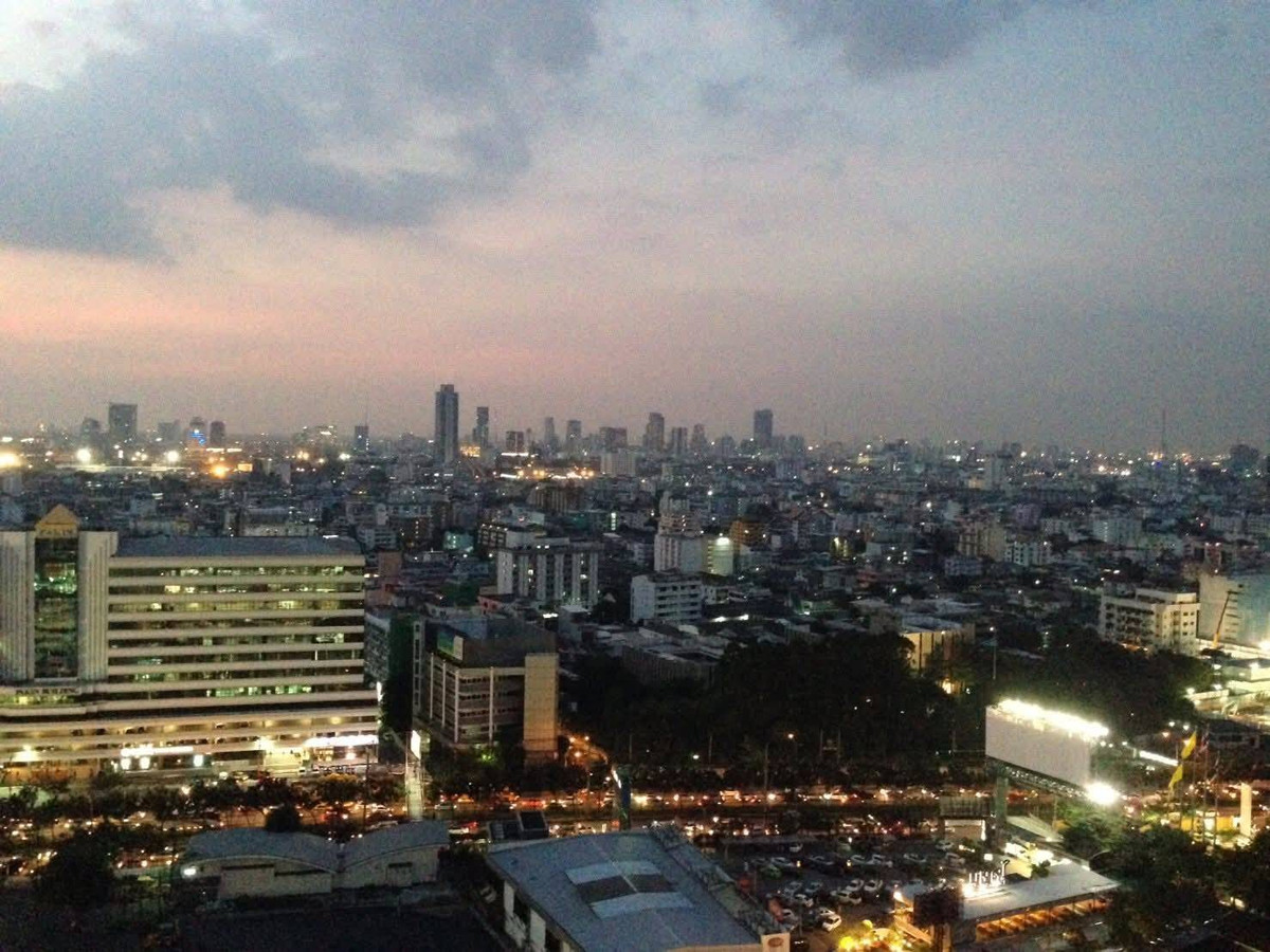 For RentCondoRama9, Petchburi, RCA : Near MRT Rama 9, approximately 500 m., near Rama 9 intersection.