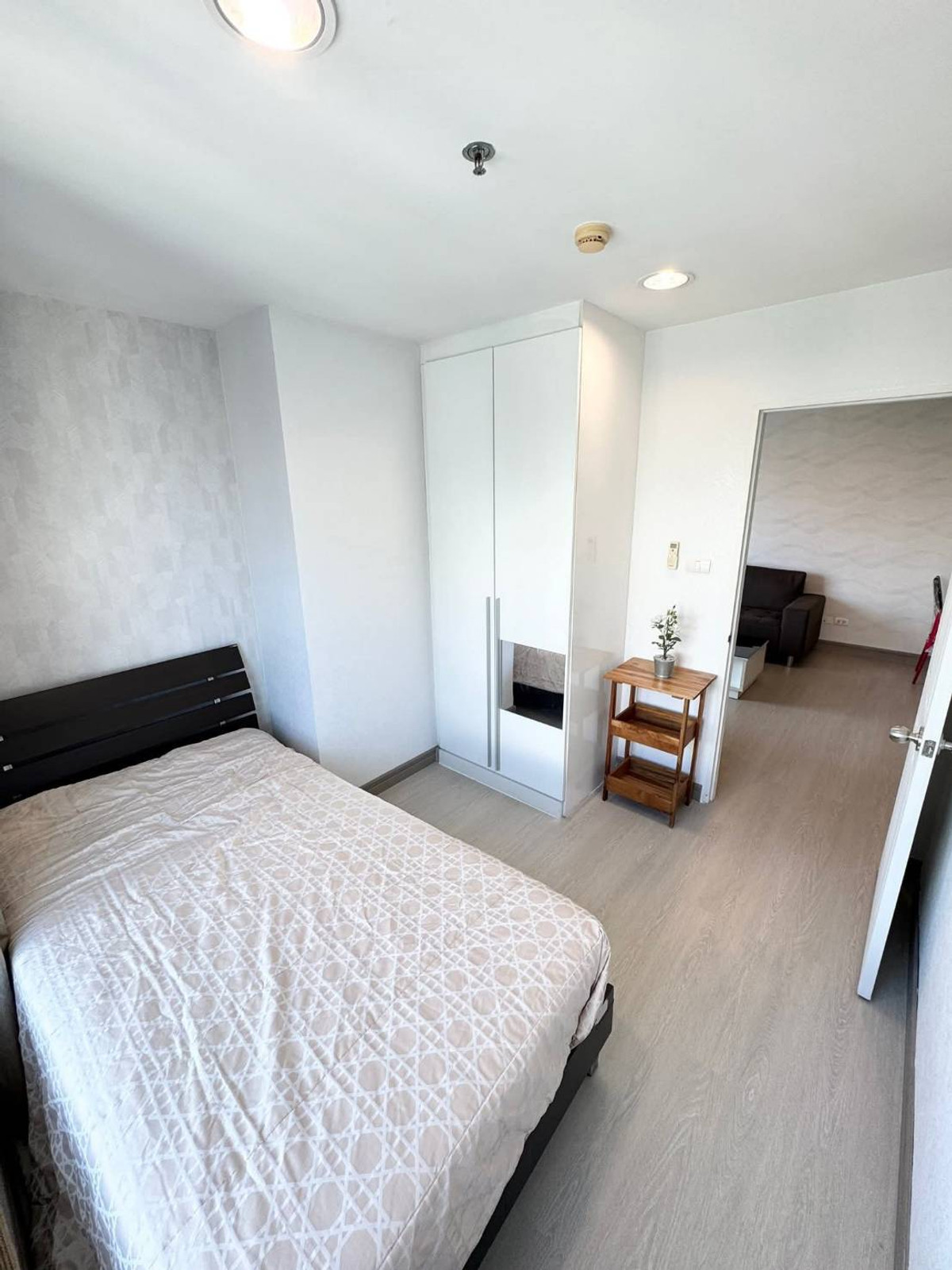 For RentCondoRama9, Petchburi, RCA : Near MRT Rama 9, approximately 500 m., near Rama 9 intersection.