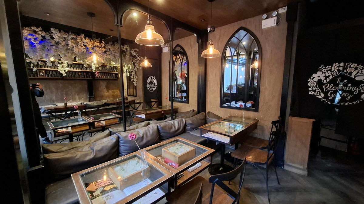 For LeaseholdRetail SpaceSukhumvit, Asoke, Thonglor : Urgent sale! Cafe in a prime location in **Thonglor area** in the heart of Bangkok, special price only **1,200,000 baht**