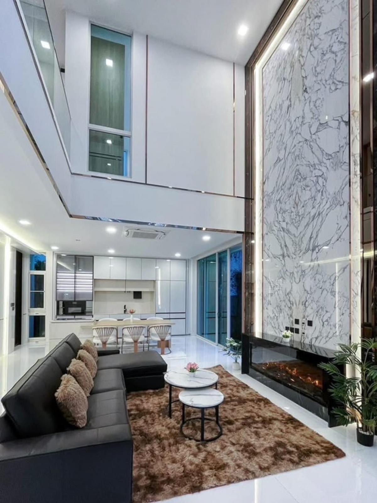 ให้เช่าบ้านเลียบทางด่วนรามอินทรา : บ้านเดี่ยว 3 ชั้น ระดับลักชัวรี่ พร้อมลิฟต์ส่วนตัว โครงการ VIVE เอกมัย–รามอินทรา ใกล้ทางด่วน
