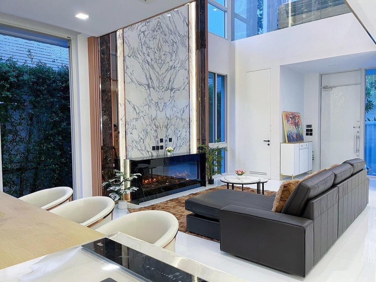 ให้เช่าบ้านเลียบทางด่วนรามอินทรา : บ้านเดี่ยว 3 ชั้น ระดับลักชัวรี่ พร้อมลิฟต์ส่วนตัว โครงการ VIVE เอกมัย–รามอินทรา ใกล้ทางด่วน
