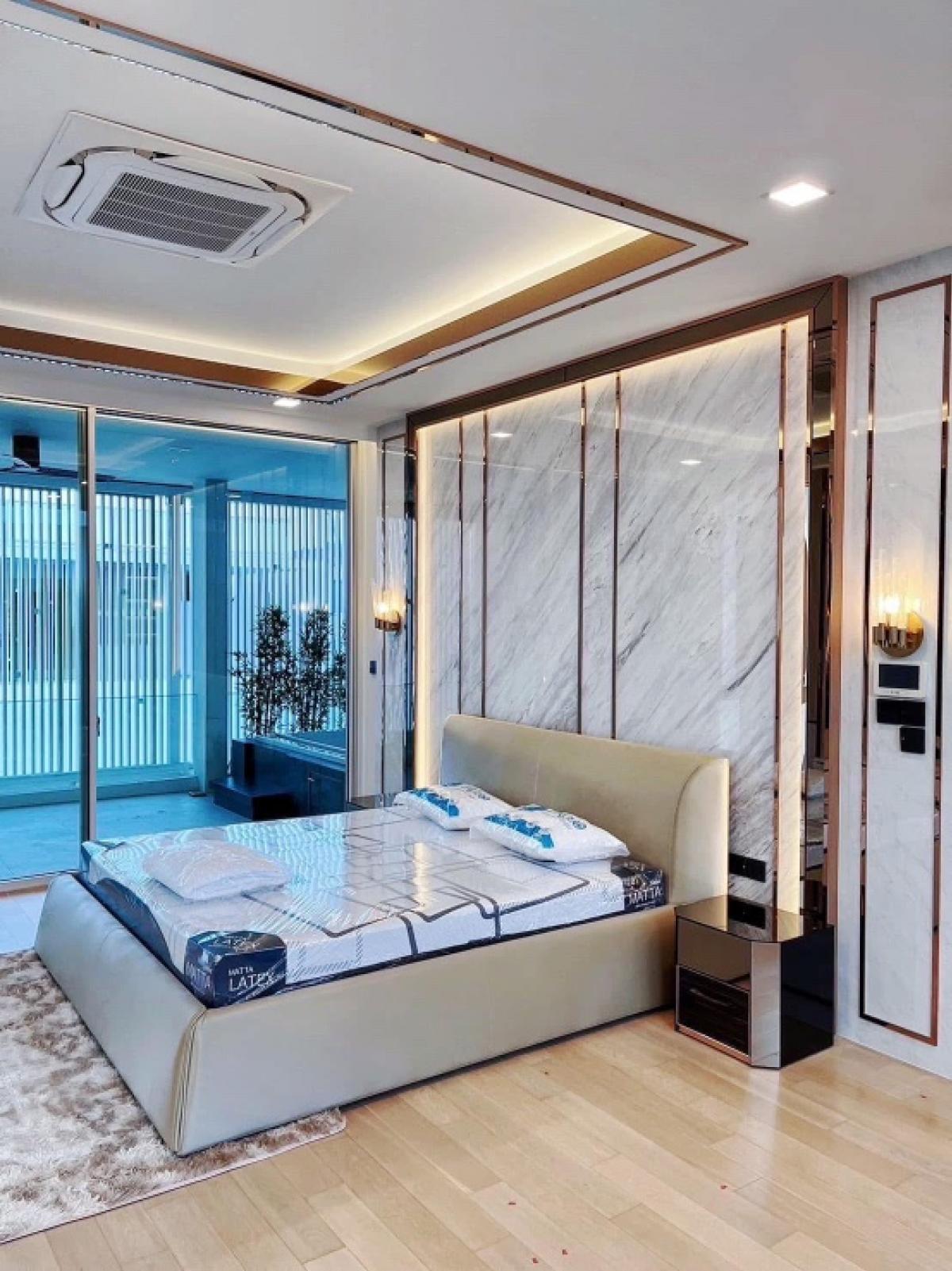 ให้เช่าบ้านเลียบทางด่วนรามอินทรา : บ้านเดี่ยว 3 ชั้น ระดับลักชัวรี่ พร้อมลิฟต์ส่วนตัว โครงการ VIVE เอกมัย–รามอินทรา ใกล้ทางด่วน
