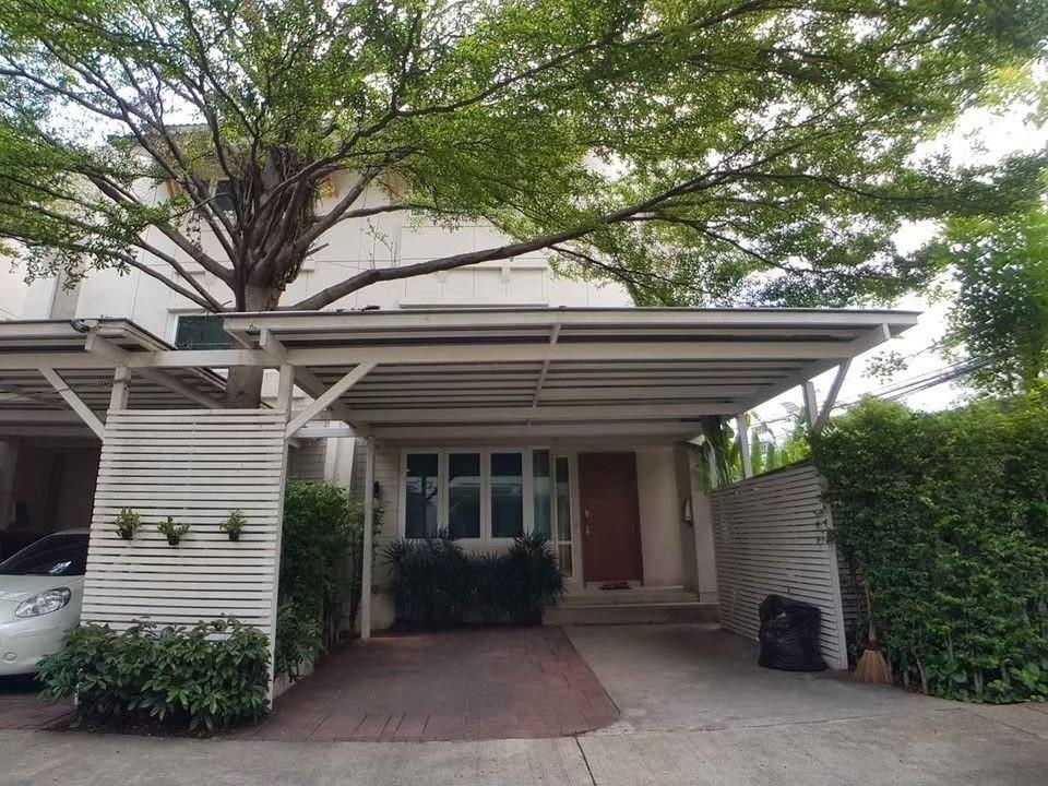 ให้เช่าทาวน์โฮมสุขุมวิท อโศก ทองหล่อ : LTHC11458–Spacious Townhouse FOR RENT Size 100 sq.w. 400 sqm. 4 beds 4 baths Near BTS Ekkamai ONLY 80K/Month