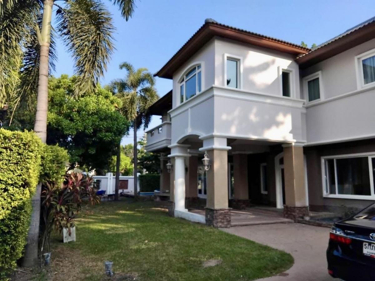 For SaleHouseMin Buri, Romklao : 📢👇 Large house for sale with a swimming pool, spacious area, and convenient location. Multiple functional rooms, including bedrooms and a home office. Close to schools, hospitals, and shopping malls.