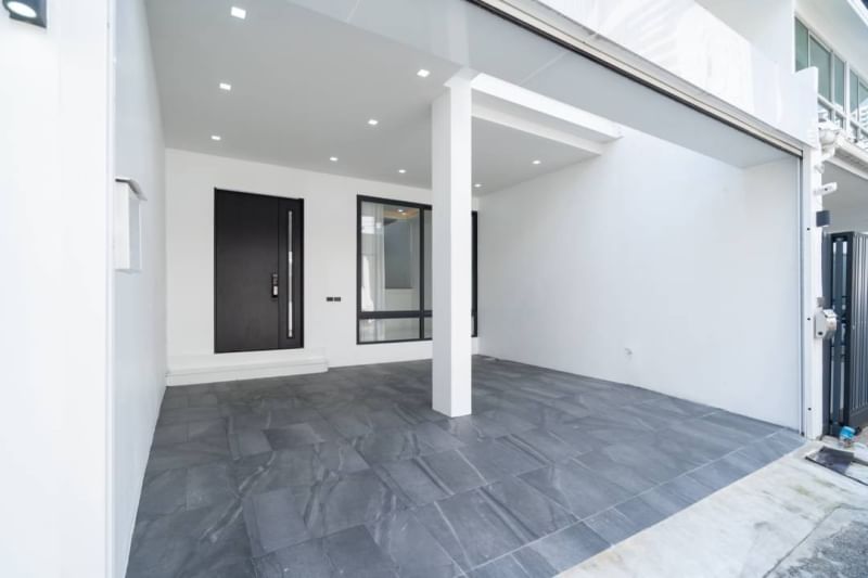 For SaleTownhomeNana, North Nana,Sukhumvit13, Soi Nana : For SALE Townhome Sukhumvit15 3 Storeys 4Bed 4Bath 2Parking 25sqw 250sqm Near MRT Sukhumvit BTS Asok Terminal21 EmQuartier