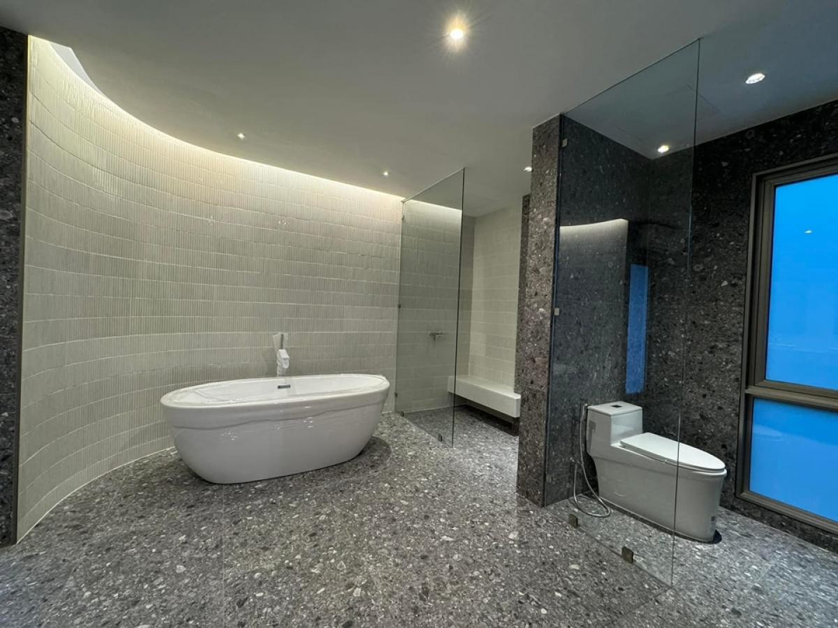 For SaleHome OfficeRatchadapisek, Huaikwang, Suttisan : Home Office for Sale with Tenant Ratchada 42 Near BTS Ratchayothin Income Generating Investment Property Bangkok