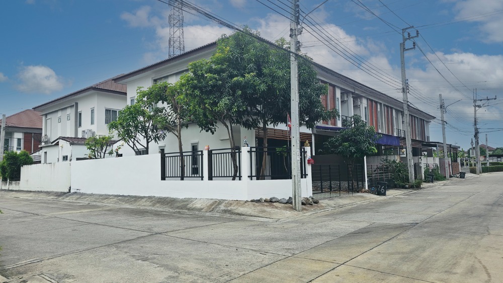 For SaleTownhomeLadkrabang, Suwannaphum Airport : Baan Ratchapruek Suvarnabhumi-Lat Krabang, 2-storey townhouse, beautiful corner house, ready to move in, Chalong Krung 61, Bangkok