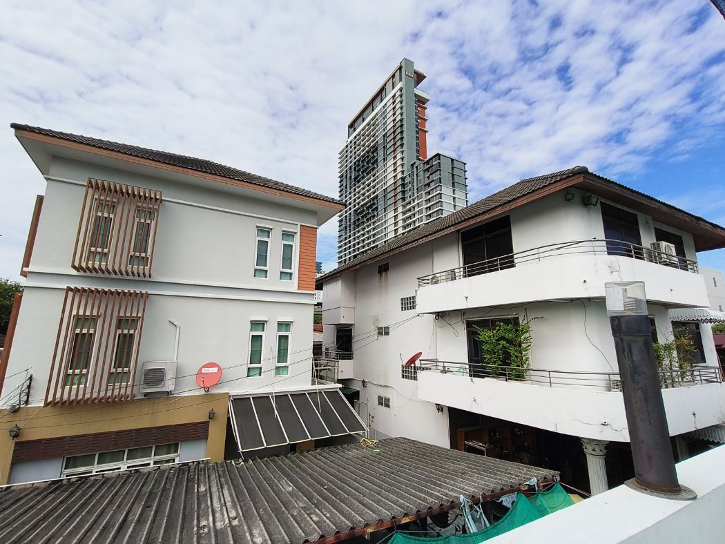 ขายบ้านบางซื่อ วงศ์สว่าง เตาปูน : ขาย บ้านเดี่ยว บ้านเดี่ยว สามชั้นสองหลัง พร้อมสระว่ายน้ำ ลานจอดรถ 1435.6 ตรม. 358.9 ตร.วา