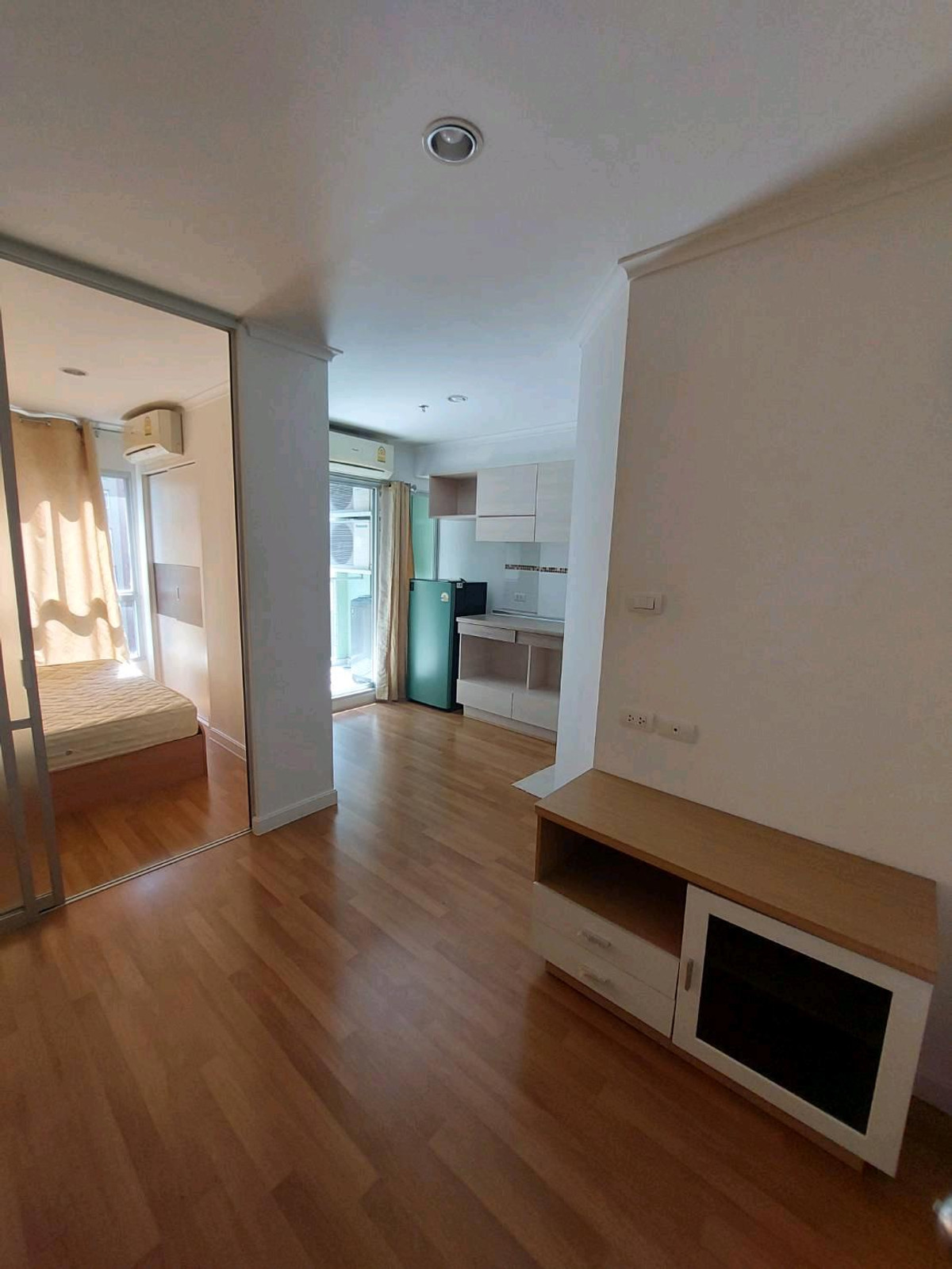 For RentCondoKasetsart, Ratchayothin : Lumpini Place Ratchayothin Condo for rent 11000.- located opposite Major Ratchayothin, next to BTS Ratchayothin, room with furniture, no electrical appliances, 8th floor, Building B