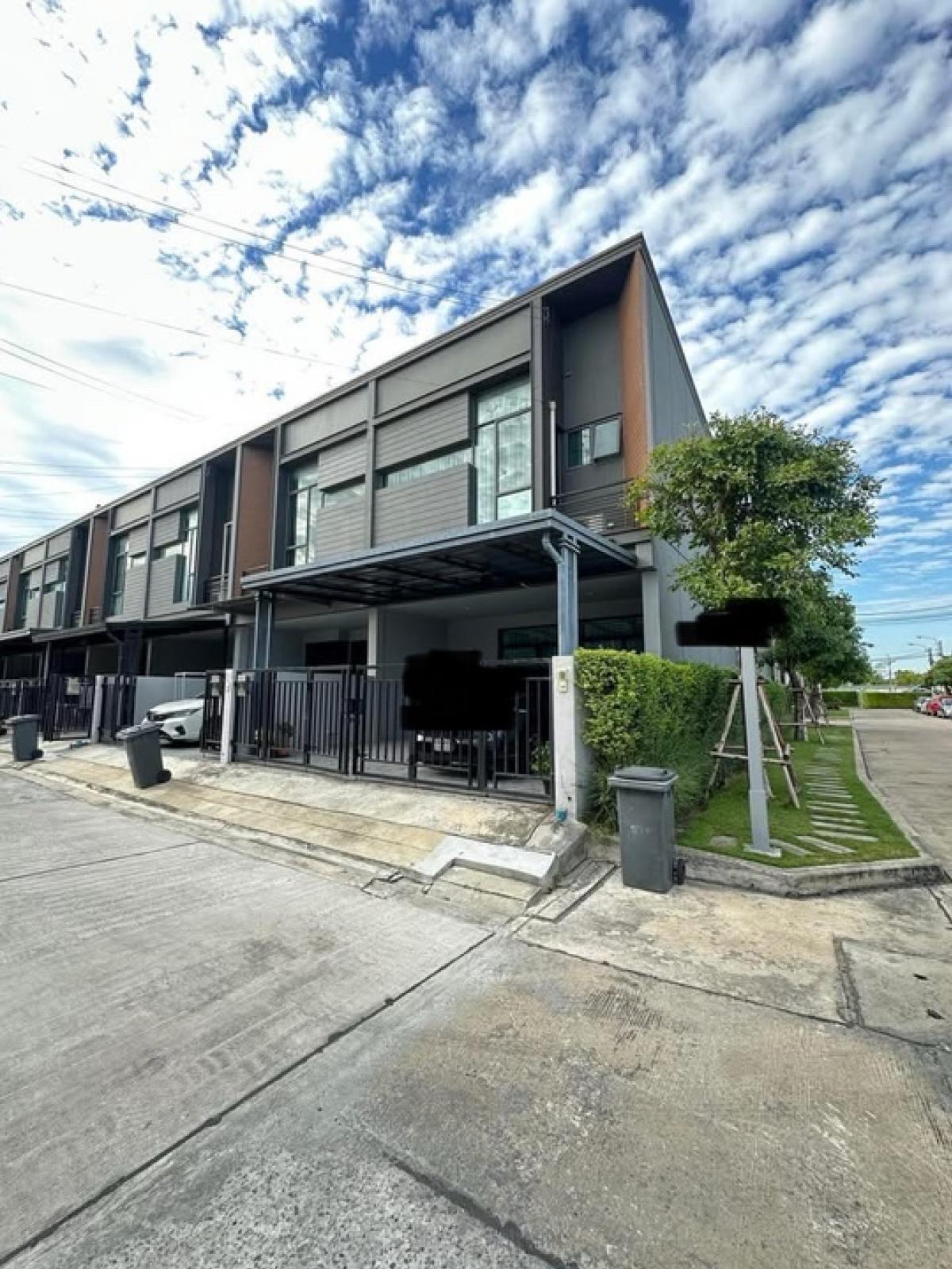 For SaleTownhomePattanakan, Srinakarin : 📢👇Sell with tenant til 31/3/27
 Dont miss this price, Verve Rama 9 Townhome, corner plot, 6.25 meters wide in front of the house, convenient travel on many routes.