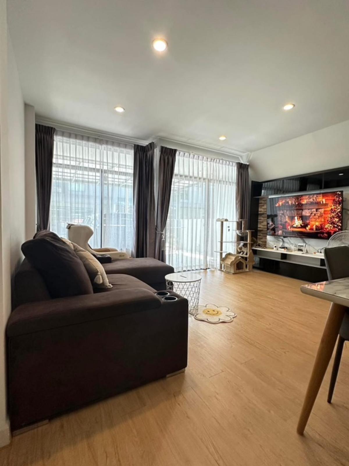 For SaleTownhomePattanakan, Srinakarin : 📢👇Sell with tenant til 31/3/27
 Dont miss this price, Verve Rama 9 Townhome, corner plot, 6.25 meters wide in front of the house, convenient travel on many routes.