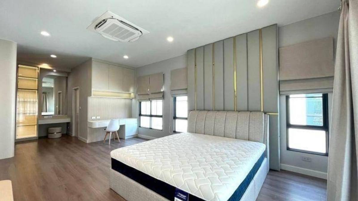 For SaleHouseLadkrabang, Suwannaphum Airport : 📢👇Sell with tenants, contract ends 21/6/2 (Rental price 100k) South direction, cool wind all year round, Setthasiri Bangna-Suvarnabhumi, only 5 minutes to the airport, near VERSO International School, convenient travel on many routes, with EV Charger fr