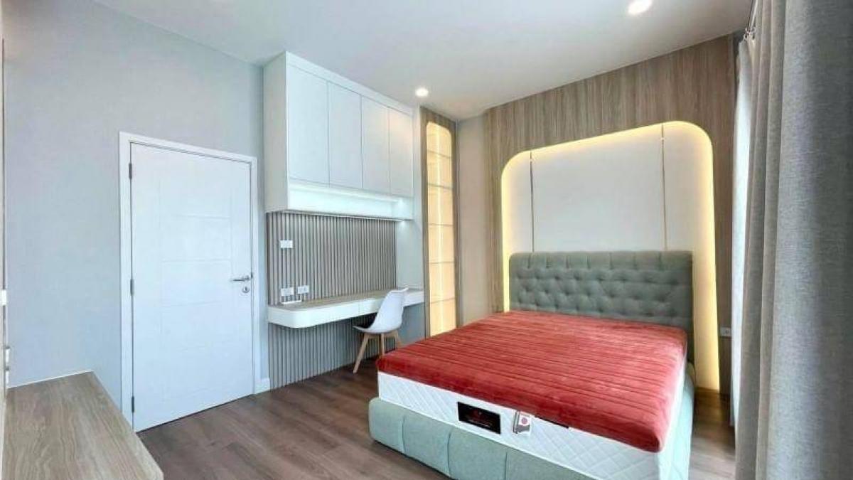 For SaleHouseLadkrabang, Suwannaphum Airport : 📢👇Sell with tenants, contract ends 21/6/2 (Rental price 100k) South direction, cool wind all year round, Setthasiri Bangna-Suvarnabhumi, only 5 minutes to the airport, near VERSO International School, convenient travel on many routes, with EV Charger fr