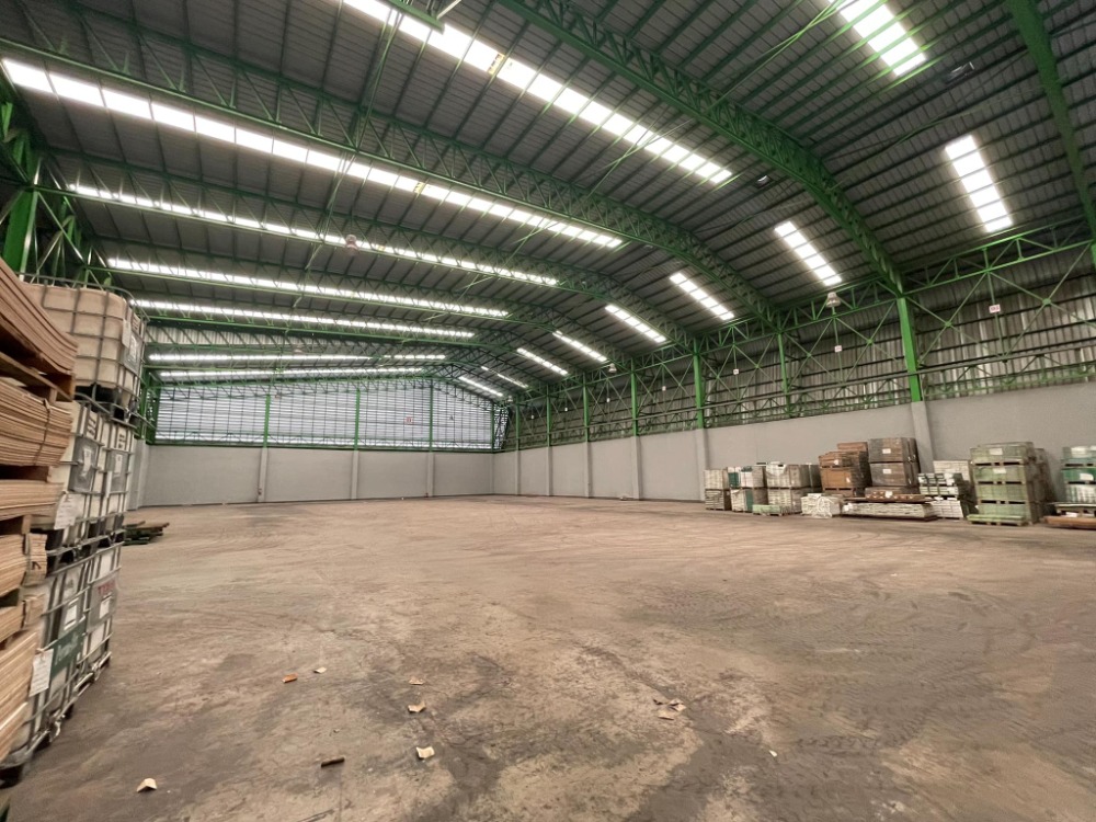 For RentWarehouseMahachai Samut Sakhon : KF0104 Warehouse for rent, Phra Ram 2 area, opposite Soi Wat Phanthai Norasing, Bangkok-bound side, size 2,400 sq m., only 800 meters into the alley, trailers can enter and exit, suitable for a warehouse or distribution point.
