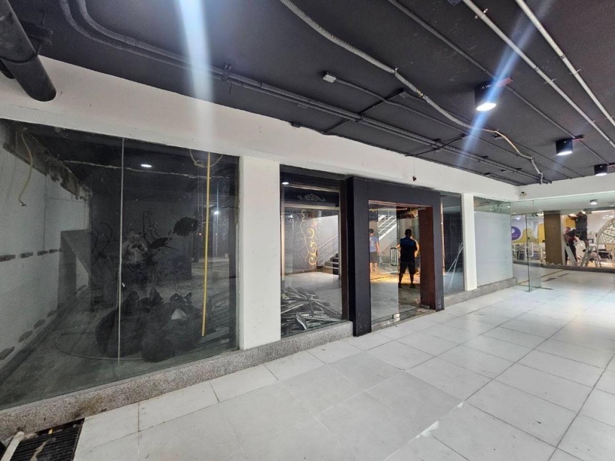 For RentRetail SpaceNana, North Nana,Sukhumvit13, Soi Nana : Renting an area of ​​335 square meters, Nana Sukhumvit, Bangkok, near Bumrungrad Hospital, suitable for beauty clinic, surgery, clinic, physical therapy, science, aging, ears, nose, mouth, bones