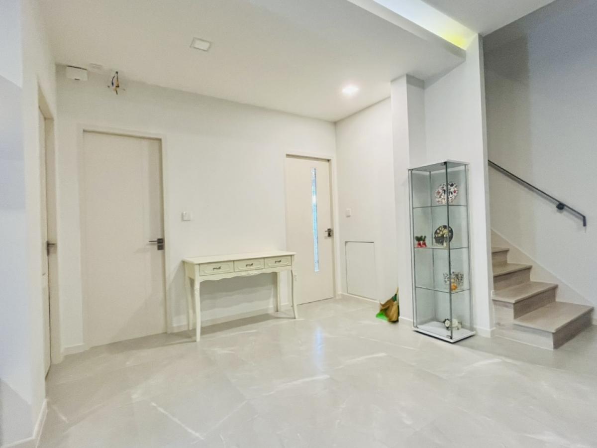 For SaleHouseNonthaburi, Bang Yai, Bangbuathong : Cheaper than the project 1.5 million! Manthana Ratchaphruek, Nakhon In Rattanathibet, the new house is not here. In front of the garden near the club Plastic has not yet been sheep. The front of the house does not collide. Guests come to park conveniently