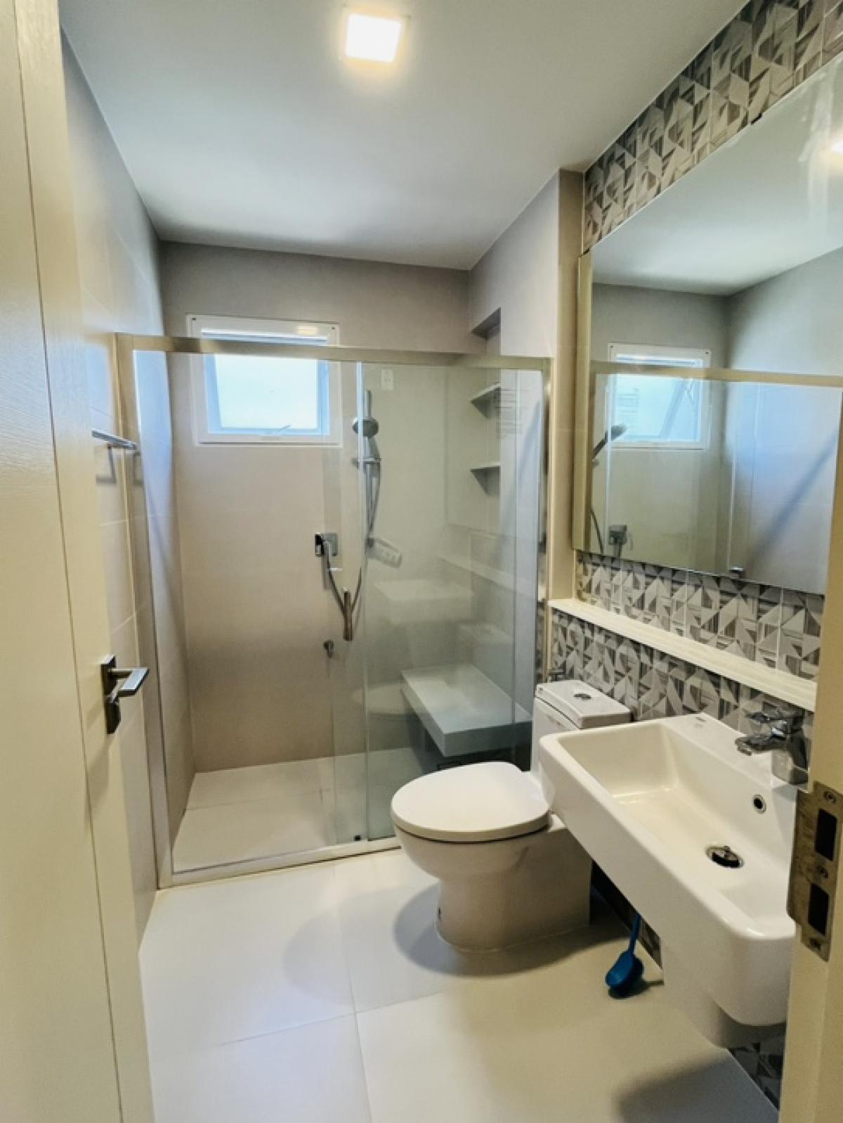 For SaleHouseNonthaburi, Bang Yai, Bangbuathong : Cheaper than the project 1.5 million! Manthana Ratchaphruek, Nakhon In Rattanathibet, the new house is not here. In front of the garden near the club Plastic has not yet been sheep. The front of the house does not collide. Guests come to park conveniently