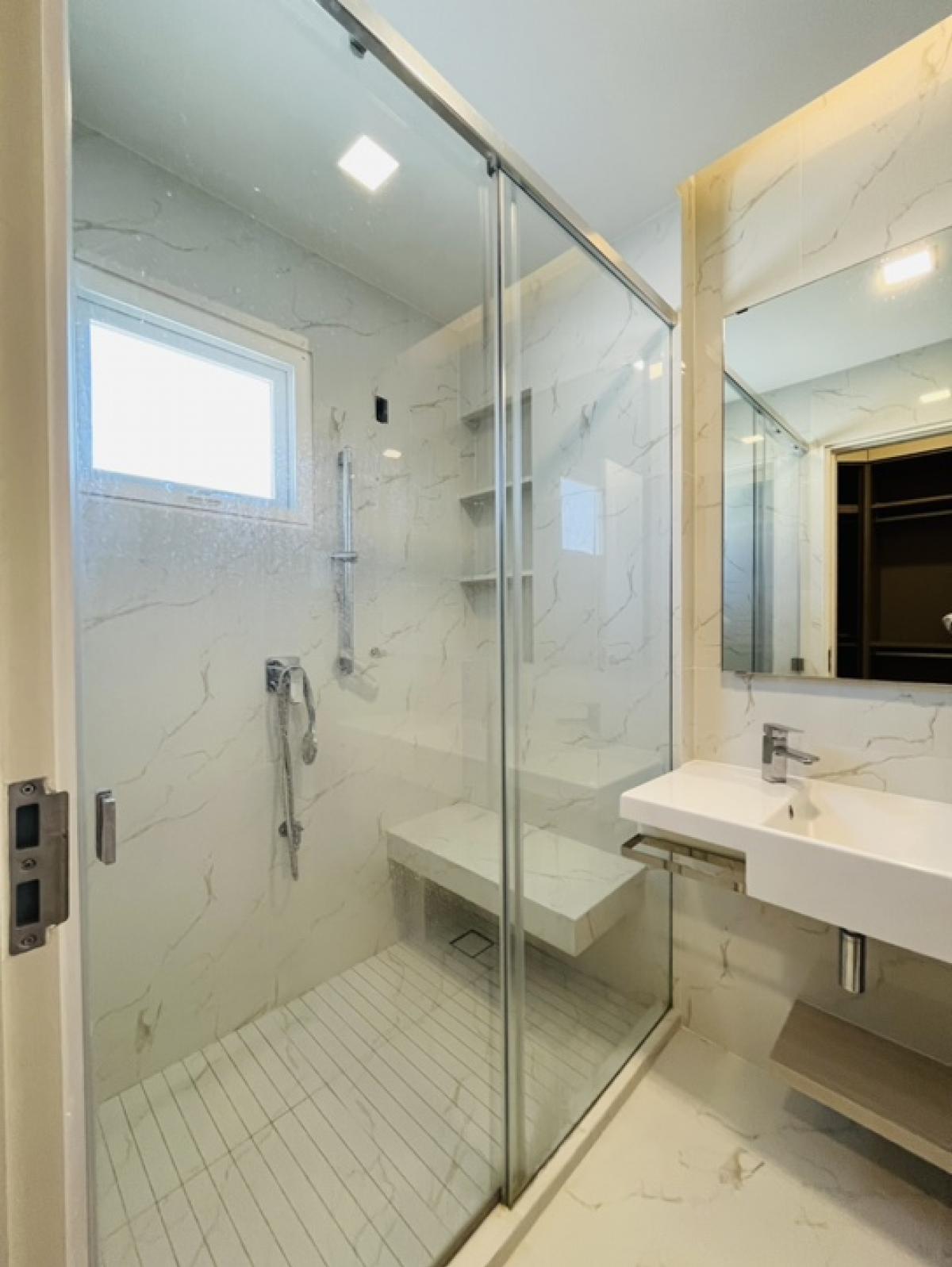 For SaleHouseNonthaburi, Bang Yai, Bangbuathong : Cheaper than the project 1.5 million! Manthana Ratchaphruek, Nakhon In Rattanathibet, the new house is not here. In front of the garden near the club Plastic has not yet been sheep. The front of the house does not collide. Guests come to park conveniently