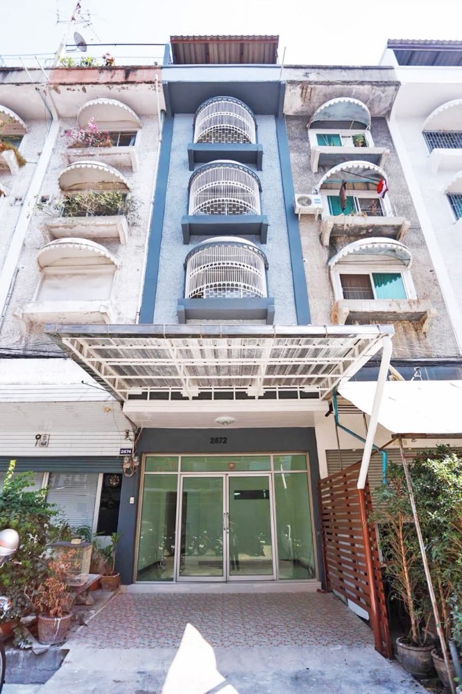 For SaleTownhomeLadprao101, Happy Land, The Mall Bang Kapi : 🔥 Selling at a special price, 5.5-storey townhouse, Lat Phrao 128 location, usable area up to 300 sq m, fully furnished with 5 bedrooms, 4 bathrooms, completely renovated, prime location, near the mall # near the train, price only 6.2 million baht