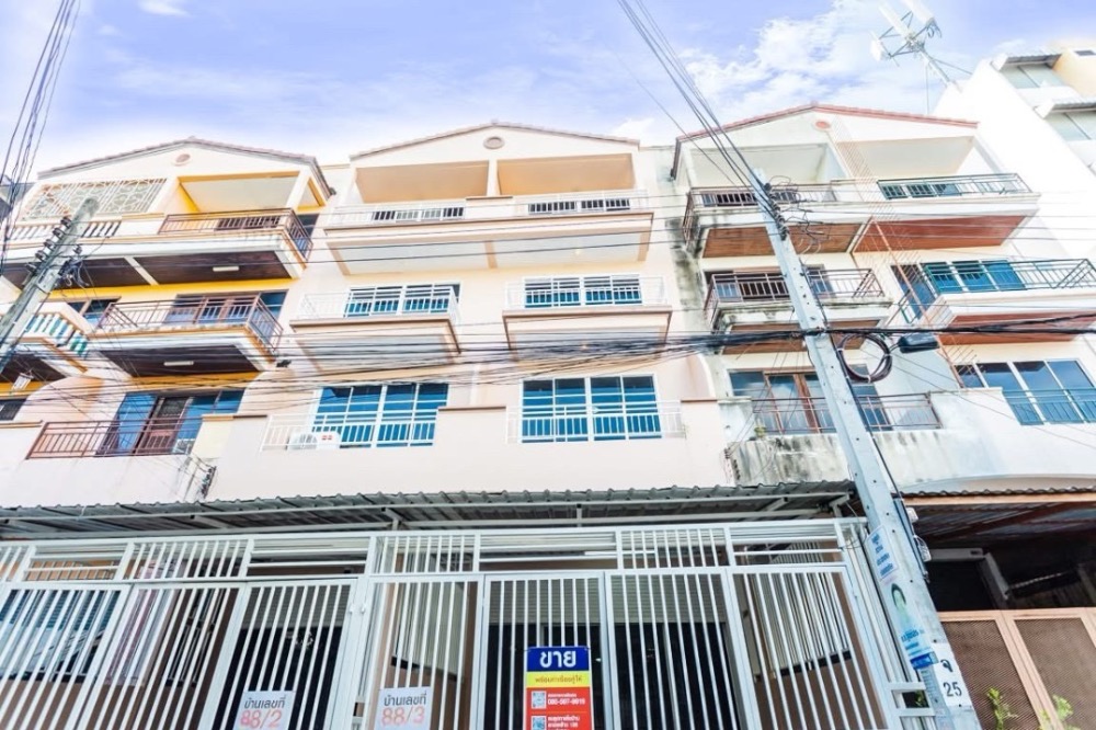 For SaleTownhomeLadprao101, Happy Land, The Mall Bang Kapi : 4.5-storey townhouse, Lat Phrao 136 (divided into 2 units for sale), 3 bedrooms, 3 bathrooms, parking in front of the house, size 22 sq m, spacious area, airy interior, comfortable to the eye, Yellow Line electric train #near The Mall Bangkapi, price only
