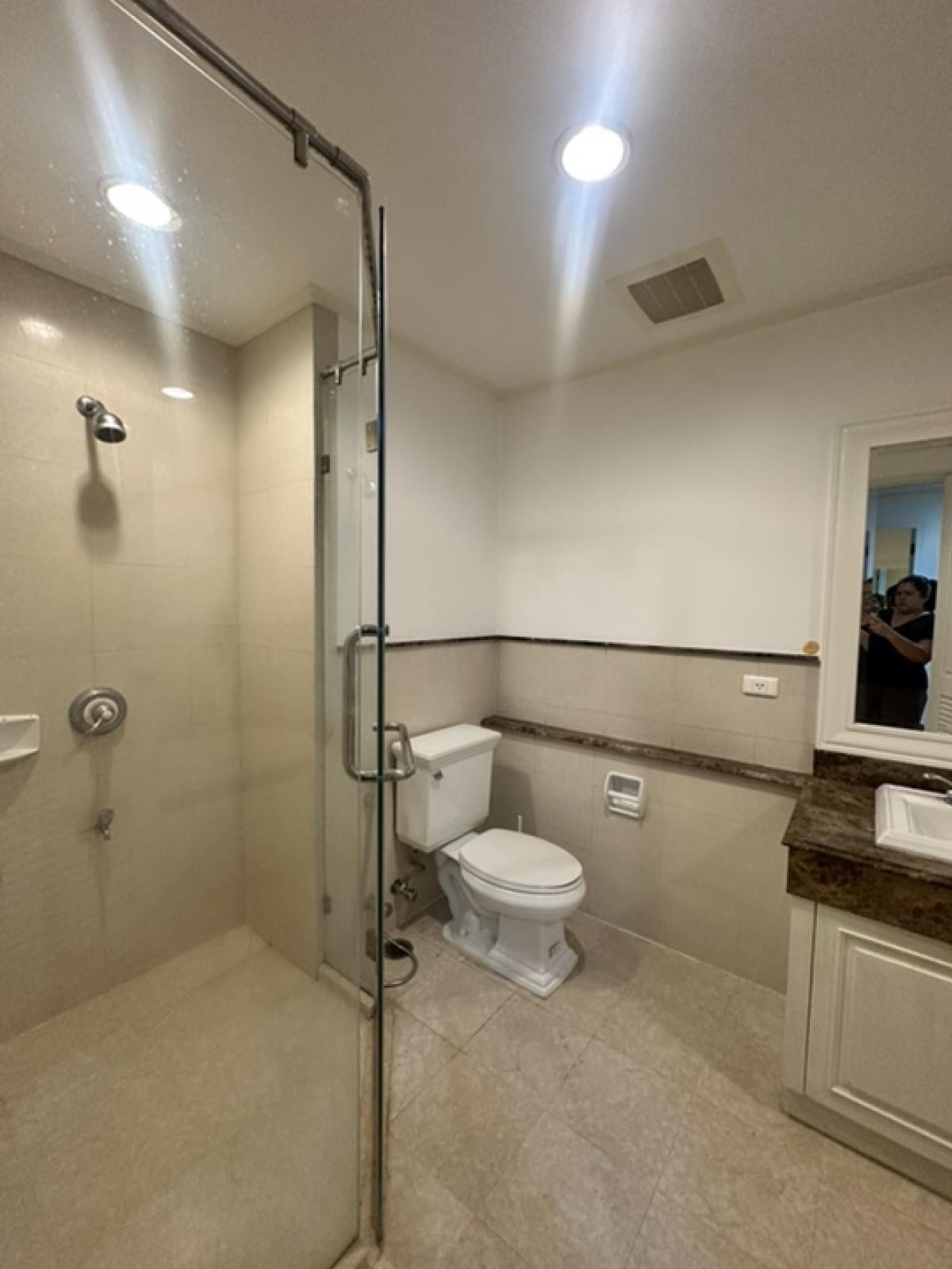 ให้เช่าคอนโดสุขุมวิท อโศก ทองหล่อ : 3 ห้องนอน วิวสวน ให้เช่า ราคาพิเศษ ห้องสวย สะอาด ใกล้รถไฟฟ้าทองหล่อ