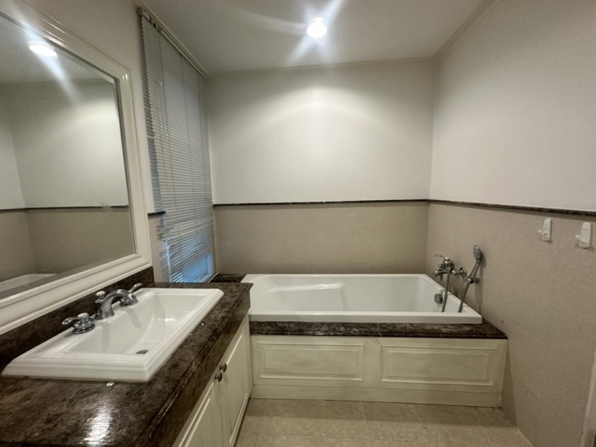 ให้เช่าคอนโดสุขุมวิท อโศก ทองหล่อ : 3 ห้องนอน วิวสวน ให้เช่า ราคาพิเศษ ห้องสวย สะอาด ใกล้รถไฟฟ้าทองหล่อ