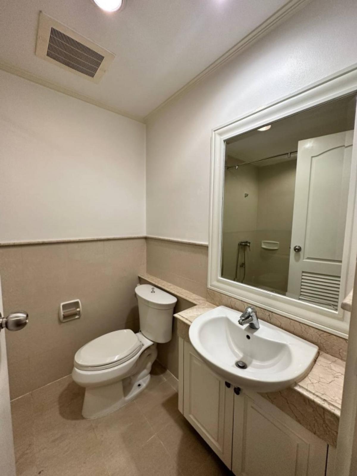 ให้เช่าคอนโดสุขุมวิท อโศก ทองหล่อ : 3 ห้องนอน วิวสวน ให้เช่า ราคาพิเศษ ห้องสวย สะอาด ใกล้รถไฟฟ้าทองหล่อ