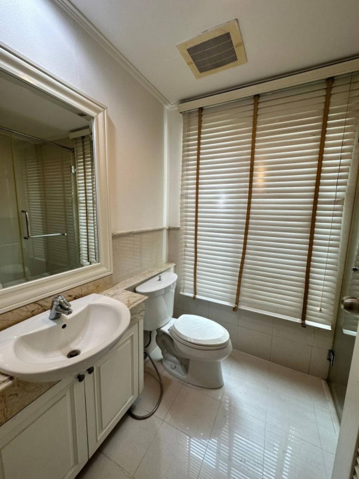 ให้เช่าคอนโดสุขุมวิท อโศก ทองหล่อ : 3 ห้องนอน วิวสวน ให้เช่า ราคาพิเศษ ห้องสวย สะอาด ใกล้รถไฟฟ้าทองหล่อ