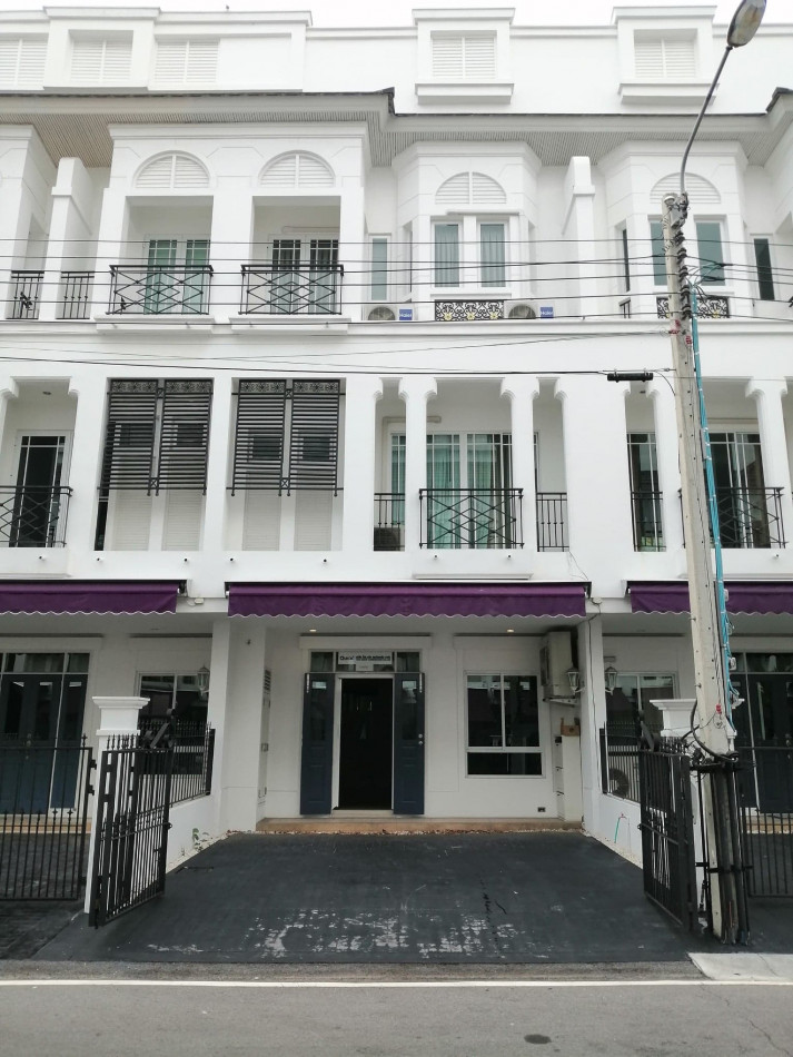 For SaleTownhomeOnnut, Udomsuk : For sale: Luxury townhome Leon Sukhumvit 62, drive up the expressway only 400 m., near BTS Bang Chak 900 m., area 25 sq m., 220 sq m., 4 bedrooms, 4 bathrooms, parking for 2-3 cars.